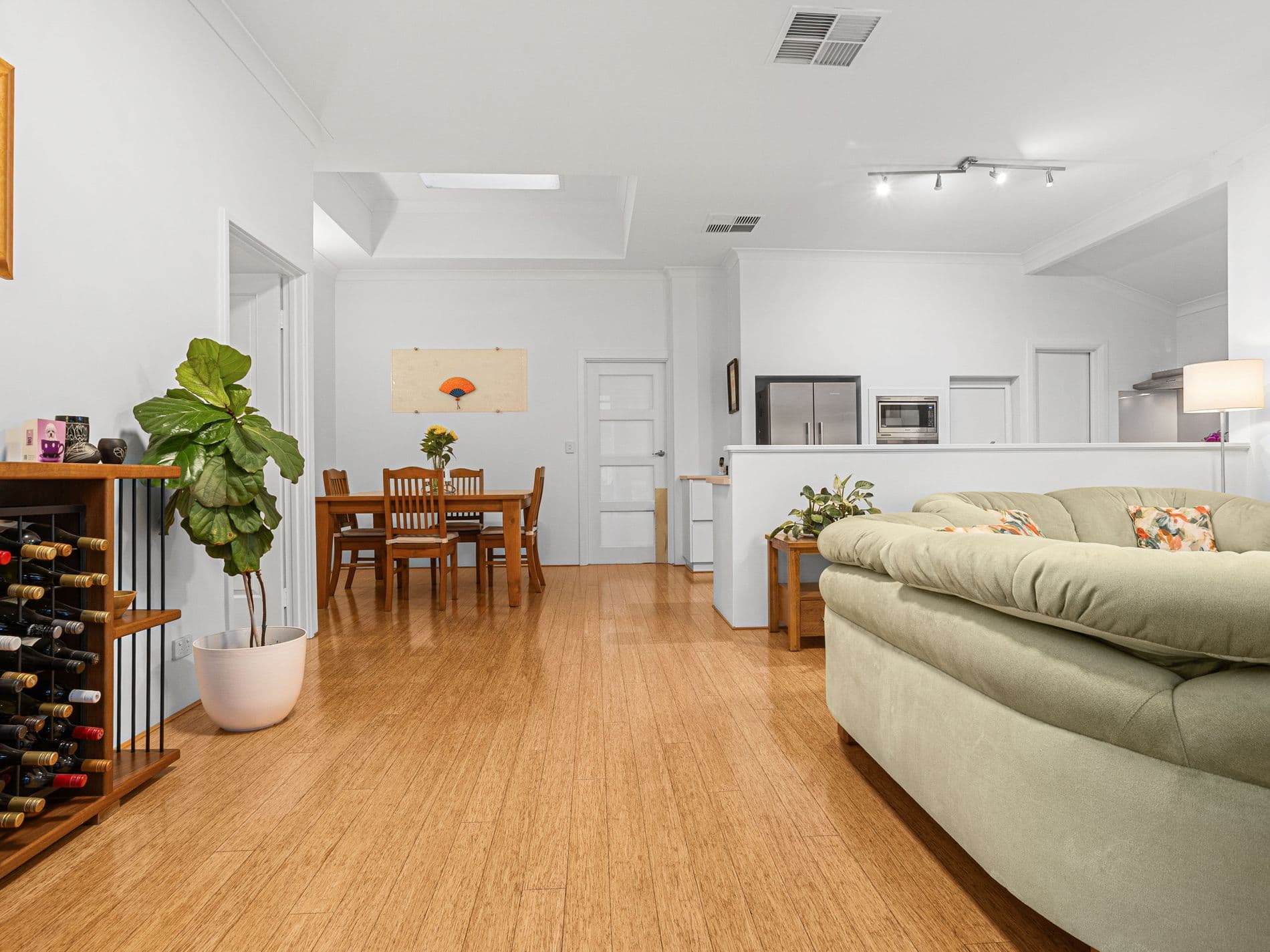 31 Simmonds Parade, Winthrop, Winthrop - Thumbnail 3