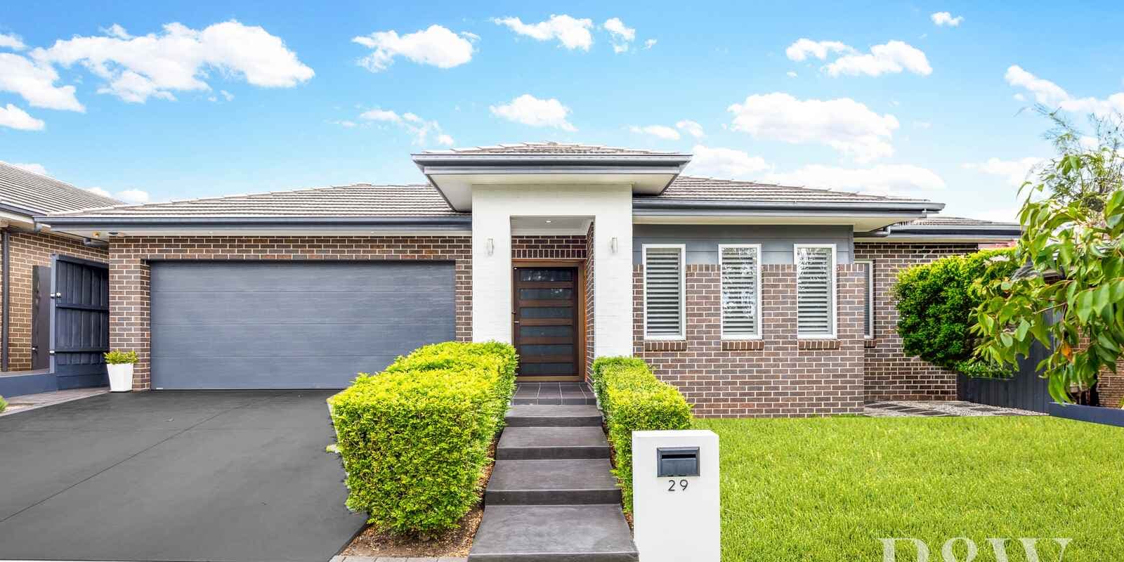 29 CLOVERHILL CRESCENT Gledswood Hills, Gledswood Hills - Image 1