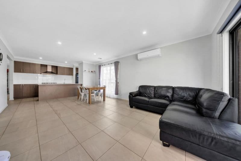 16 Westbury Avenue, Rockbank VIC, Rockbank - Thumbnail 3