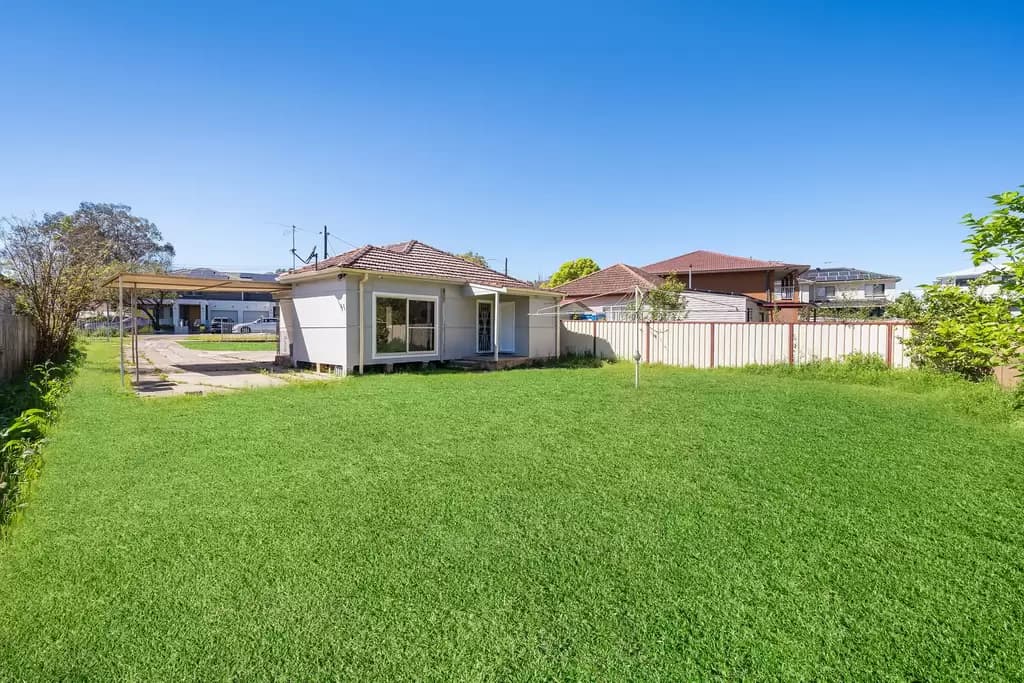 907, 3 Sterling Cct, Camperdown - Image 1