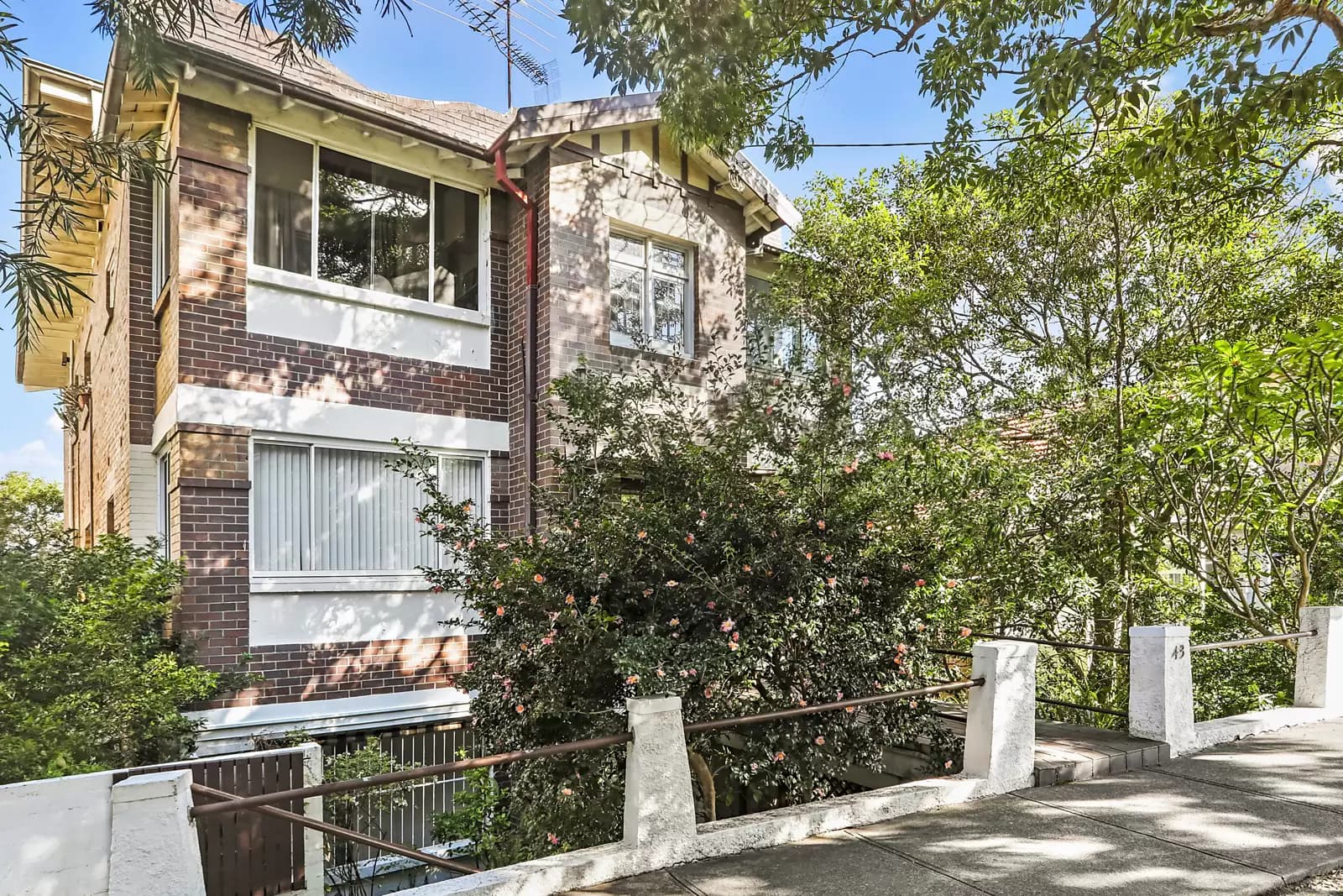 4/43 Birriga Road, Bellevue Hill, Karana Downs - Thumbnail 2