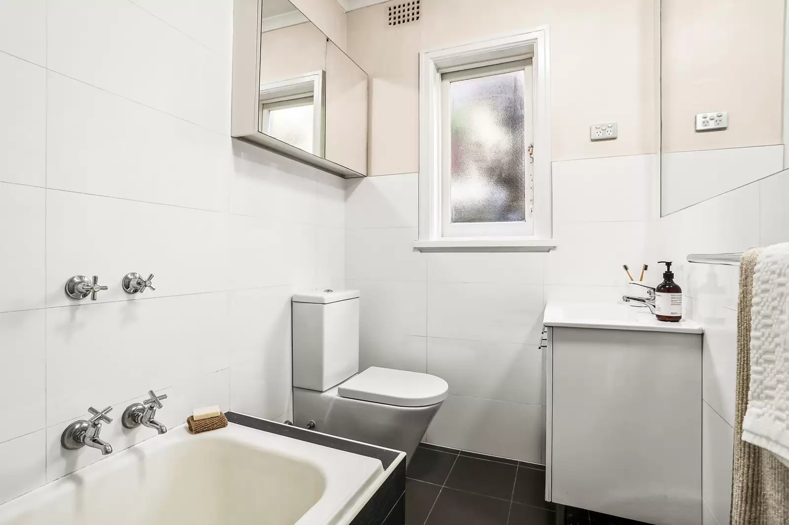 1/15 Ben Eden Street, Bondi Junction, Wynnum - Thumbnail 5