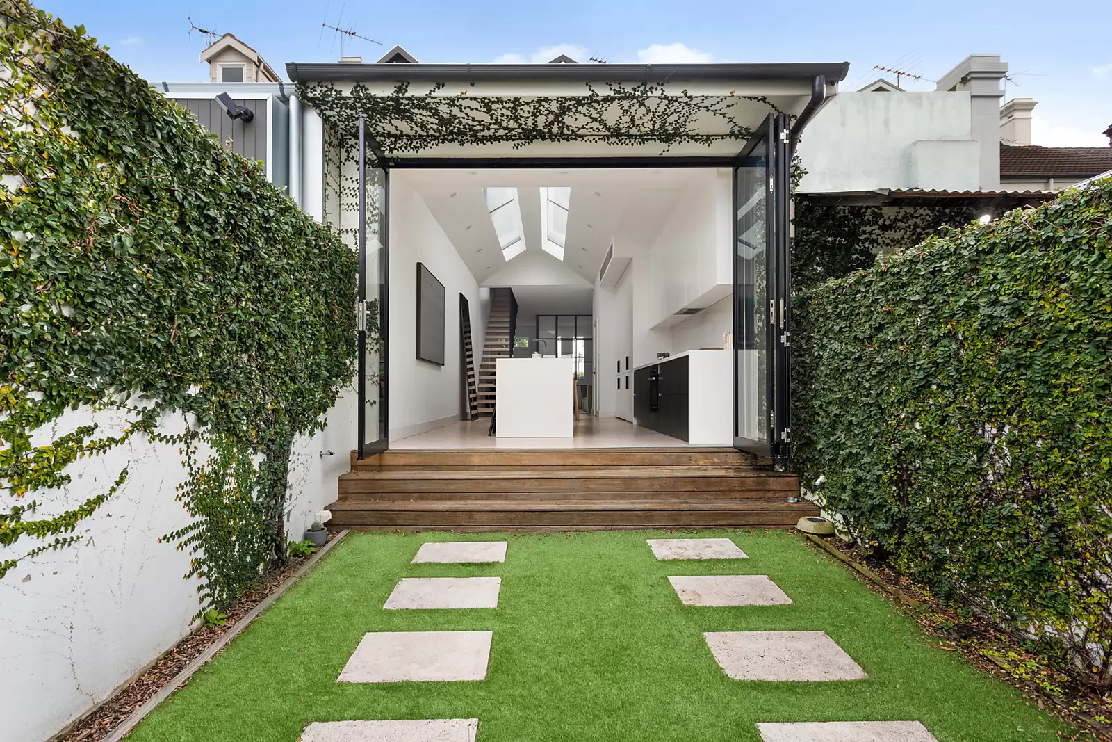 11 Aringa Crescent, Karana Downs - Thumbnail 2