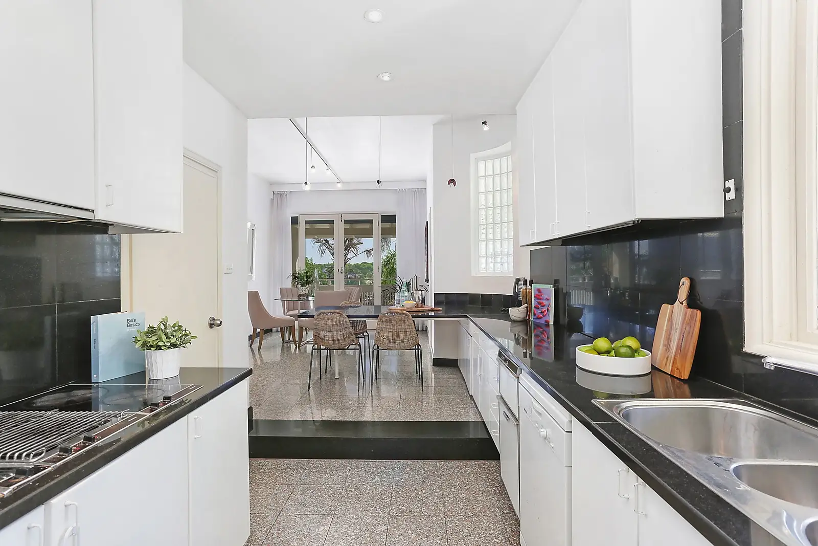 5, 3-5 Ocean View Parade, Rainbow Beach, Greenacre - Thumbnail 3