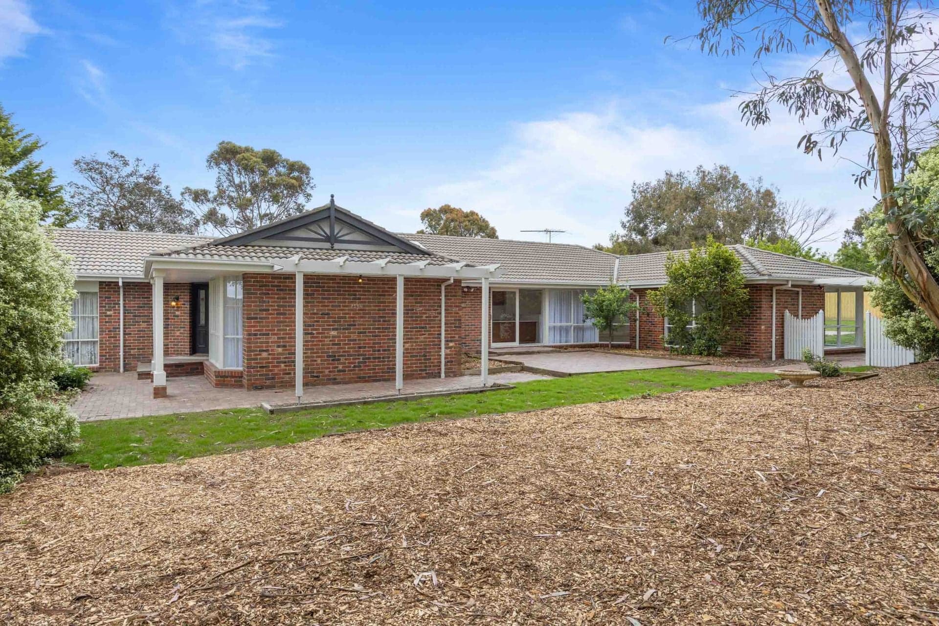 4BRS + 3 Living zones. Enjoy a country outlook with endless potential, Ballan - Thumbnail 2