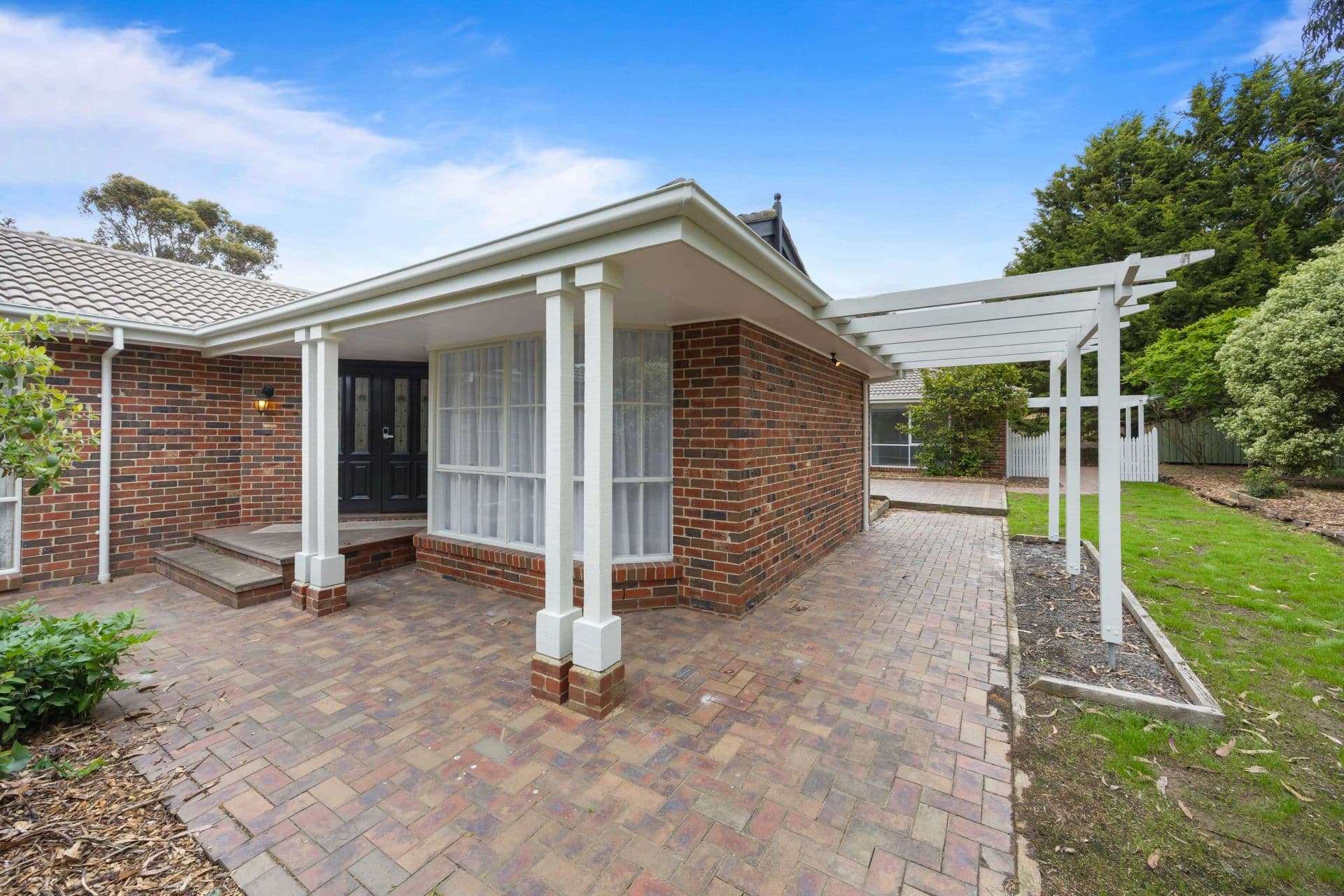 4BRS + 3 Living zones. Enjoy a country outlook with endless potential, Ballan - Thumbnail 3