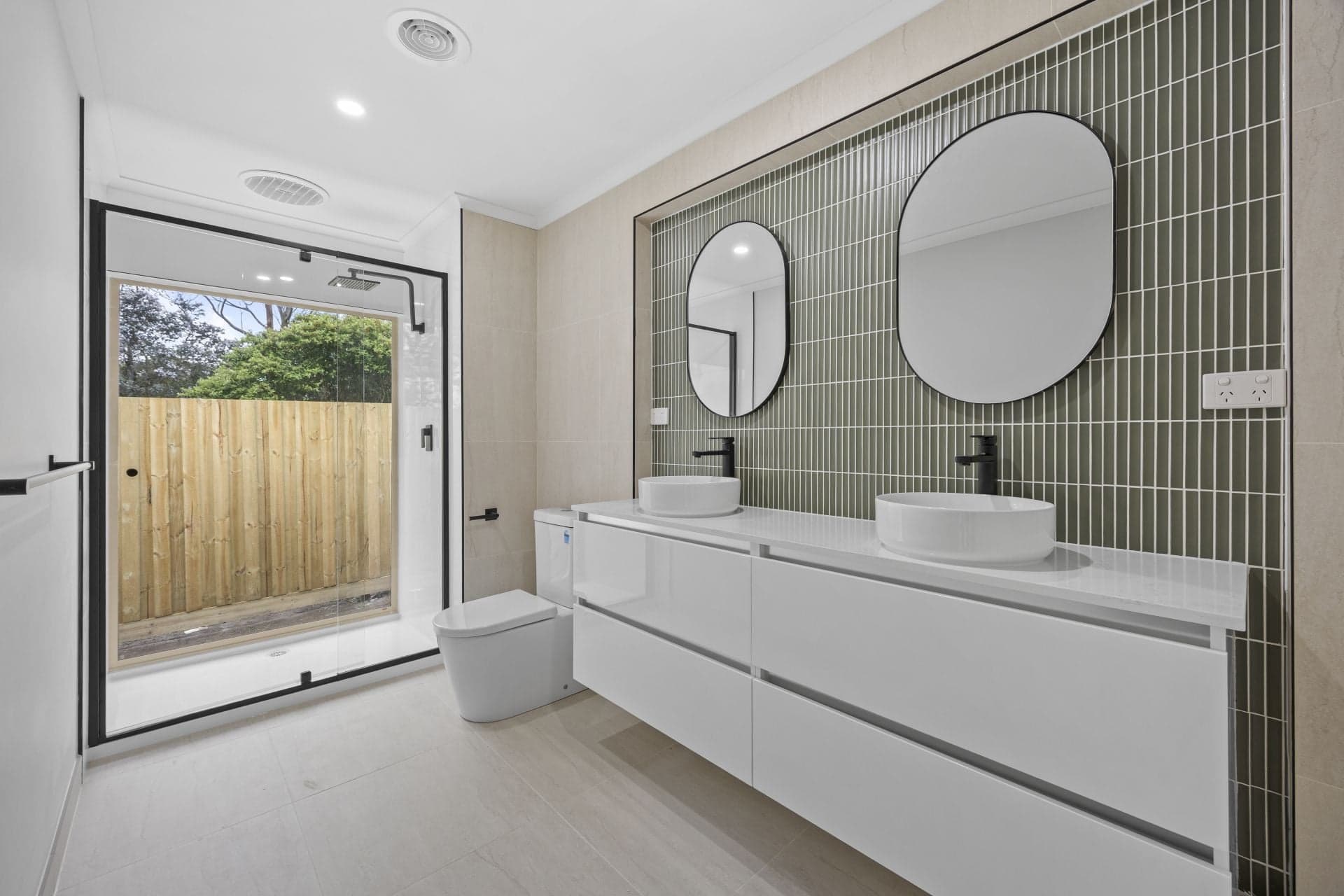 4BRS + 3 Living zones. Enjoy a country outlook with endless potential, Ballan - Thumbnail 6