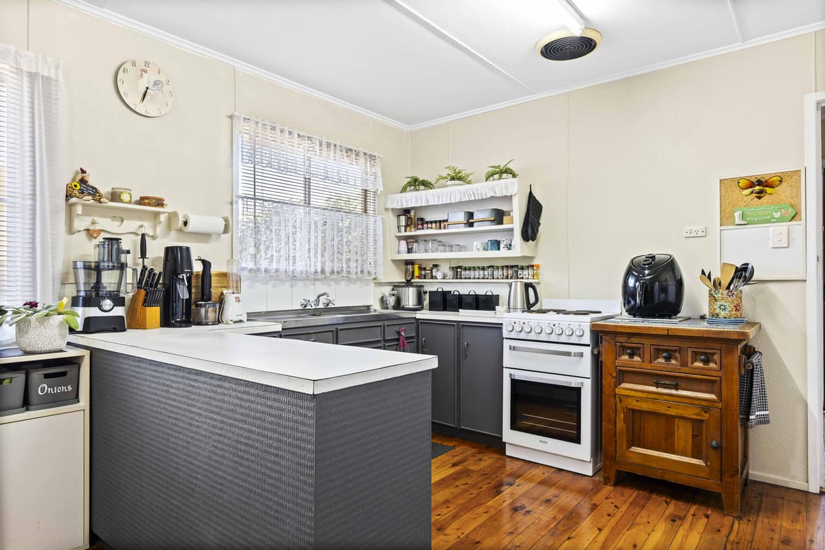 30 Wombyra Street, NEWTOWN QLD 4350, Newtown - Thumbnail 2