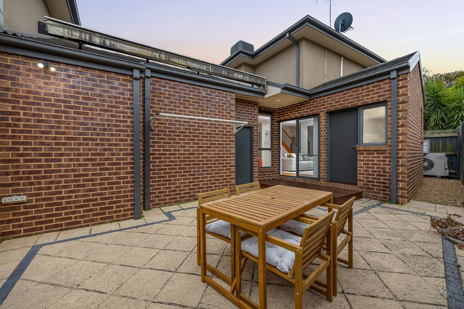 1/7 Fletcher Court, Mount Waverley, Mount Waverley - Thumbnail 2