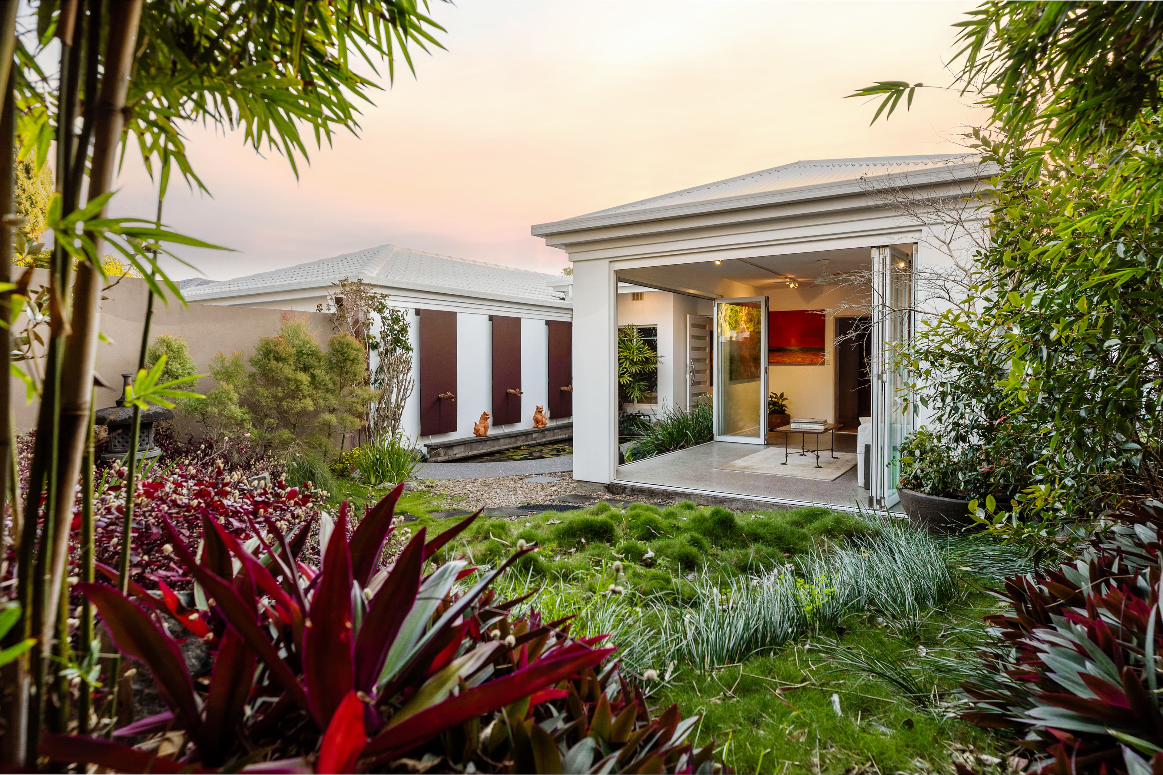 19 Moonbeam Crescent, Castaways Beach, Castaways Beach - Thumbnail 4