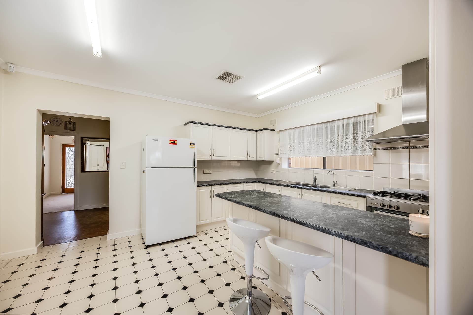 14 Parkwood Grove, Mitchell Park - Thumbnail 2
