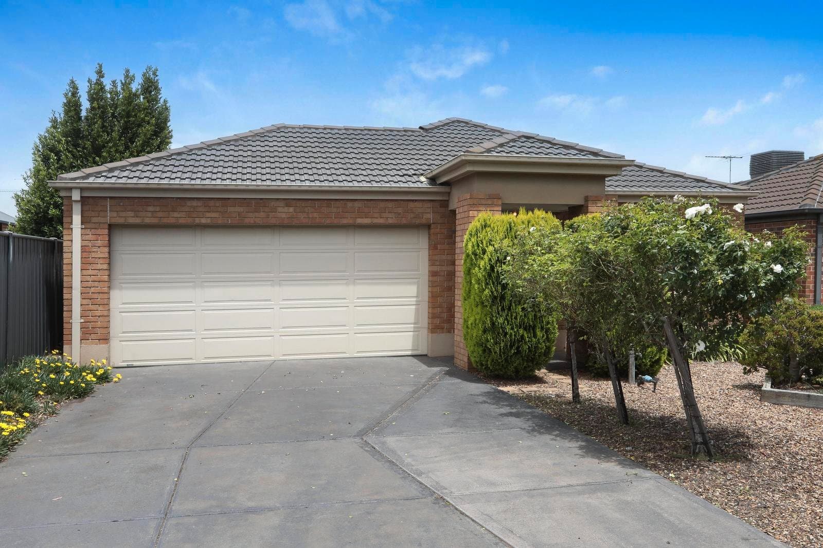 23 Dobell Crescent, Caroline Springs VIC 3023, Caroline Springs - Thumbnail 2