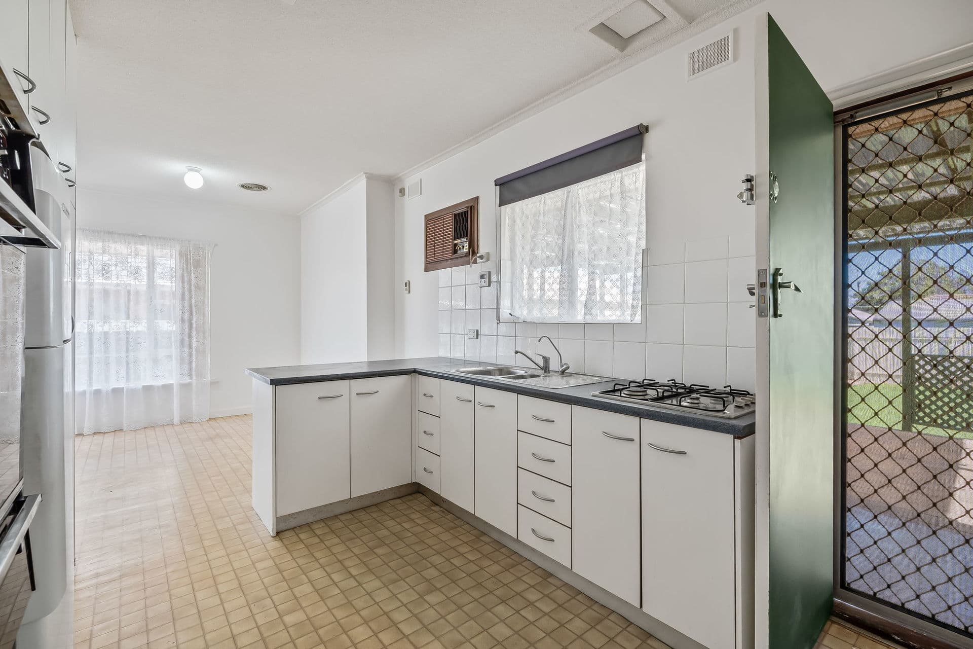 55 Suzanne Avenue, Morphett Vale - Thumbnail 6