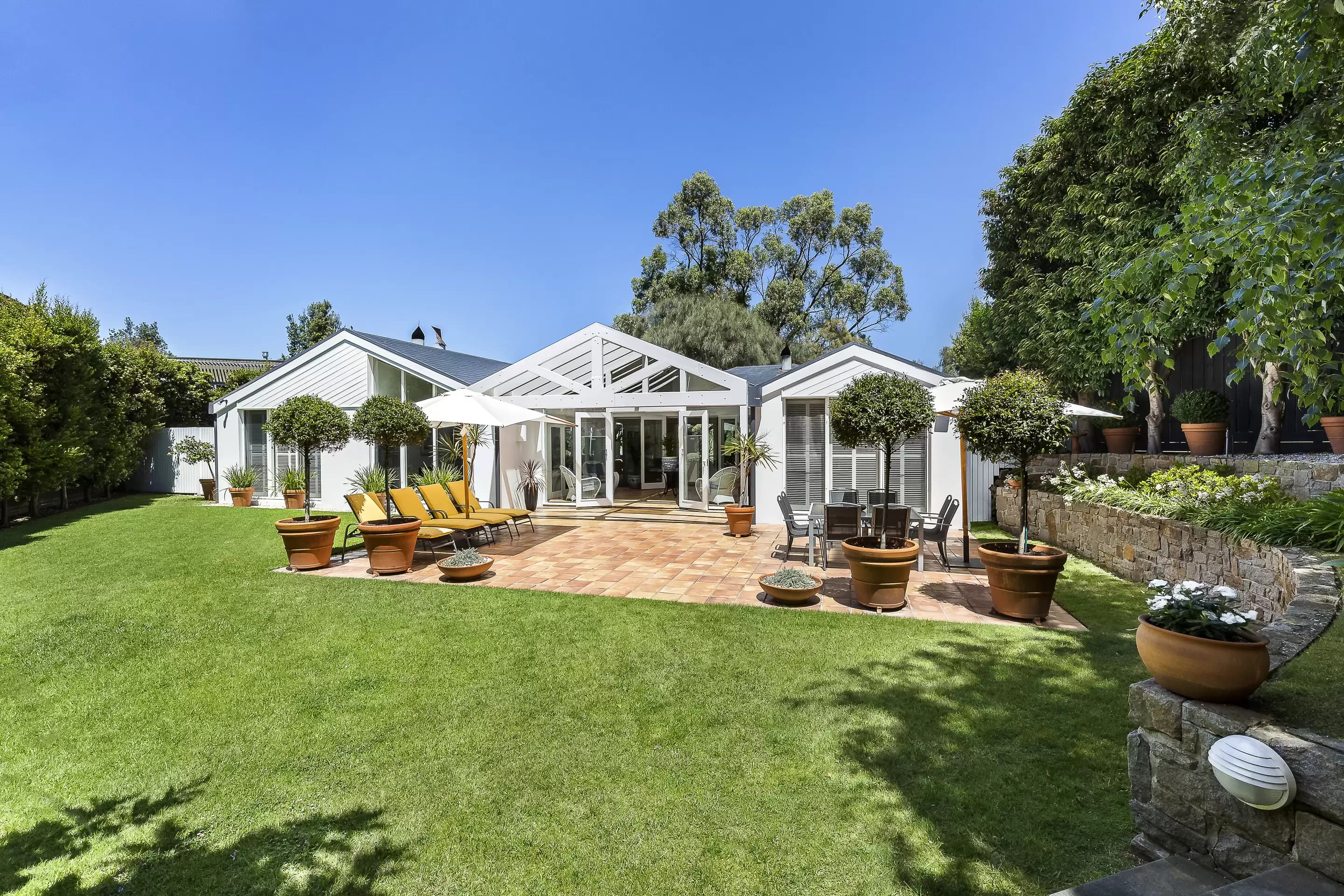 10/100 Kurraba Road Neutral, Concord - Image 1