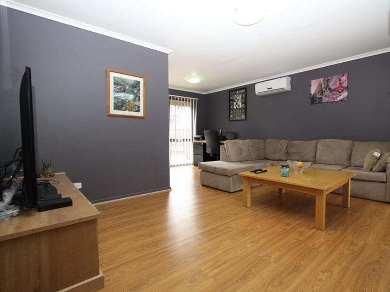 1/13 Whimbrel Court, Werribee - Thumbnail 3