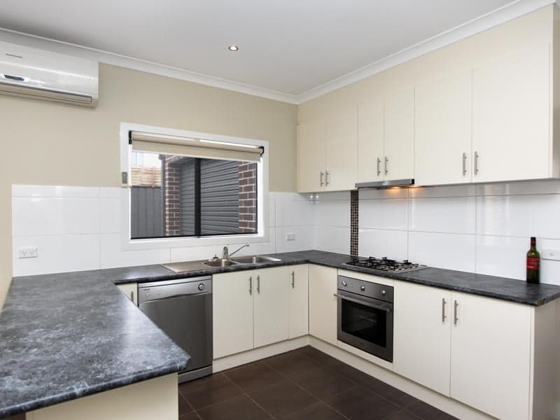 2/10 Bellinger Crescent, Wyndham Vale - Thumbnail 2