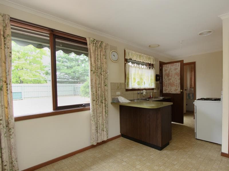 140 Greaves Street North, Werribee - Thumbnail 2