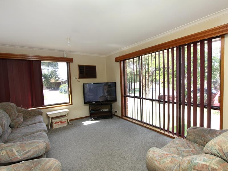 33 Centre Avenue, Werribee - Thumbnail 2