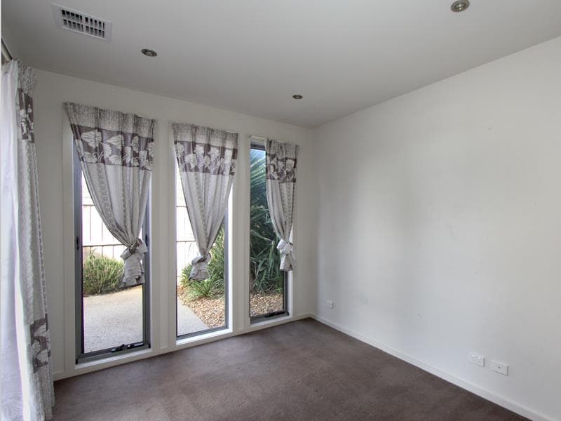 4/2a Queens Court, Werribee - Thumbnail 2