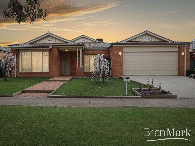 2/16 Strathearn Avenue, Wyndham Vale - Image 1