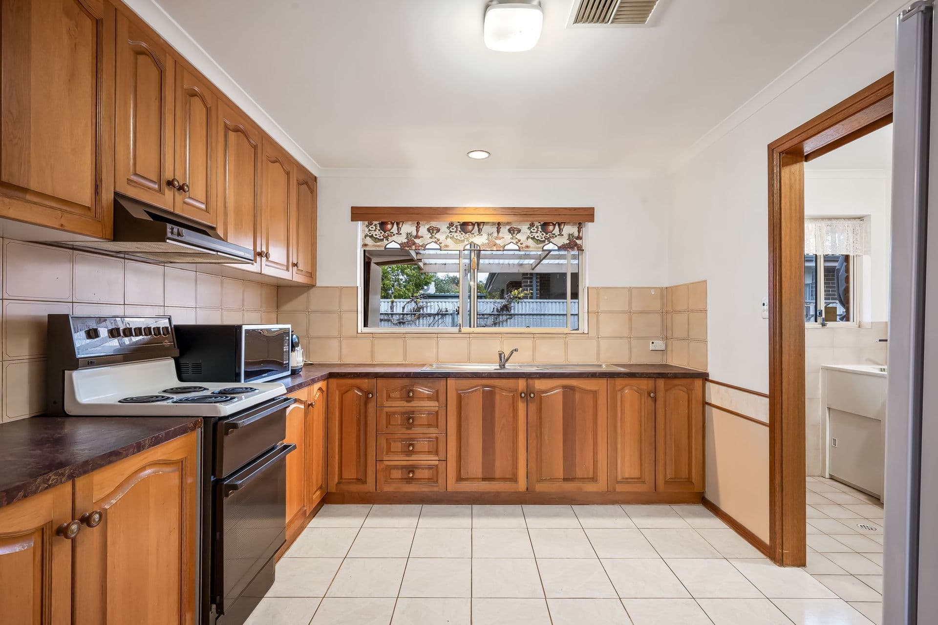 2/11 Cooke Cresent, Royal Park - Thumbnail 2