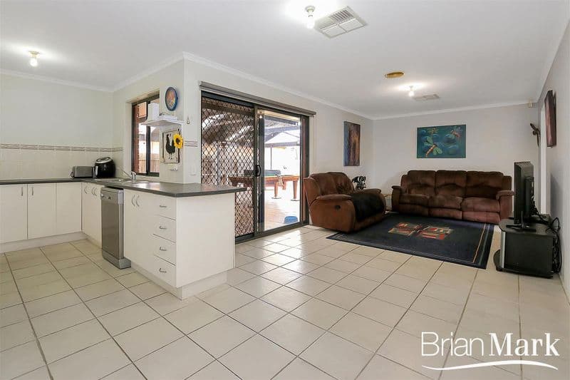 2 Bellinger Crescent, Wyndham Vale - Thumbnail 3