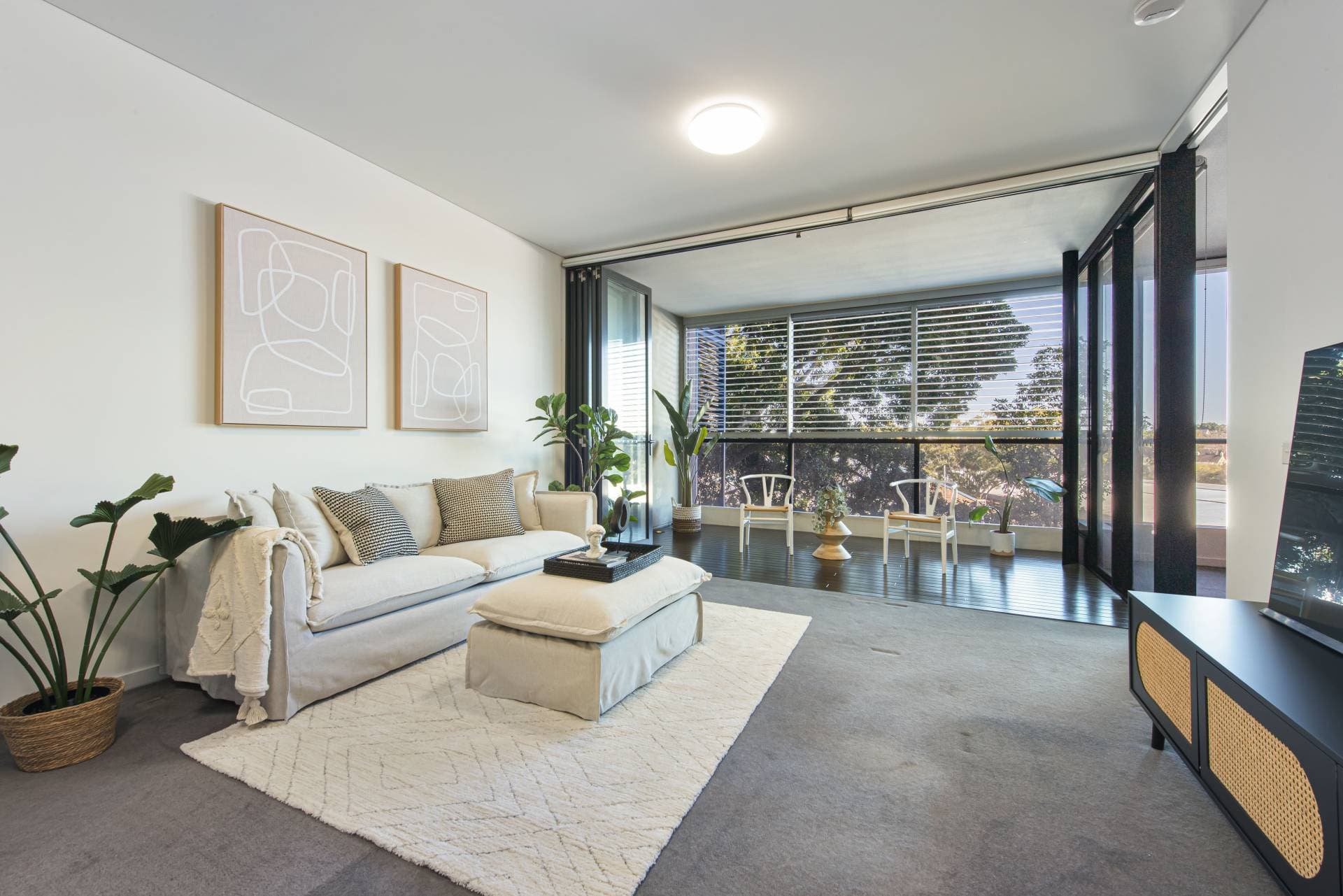 402, 3 Sterling Cct, Eastlakes - Image 1