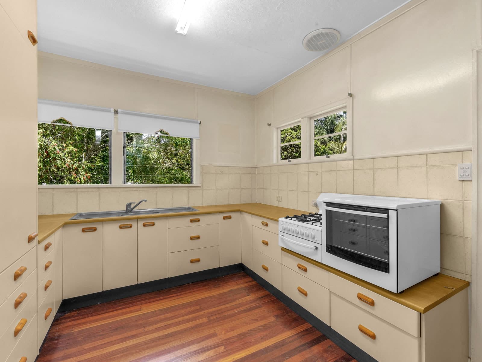28 Russell Terrace, Indooroopilly - Thumbnail 2
