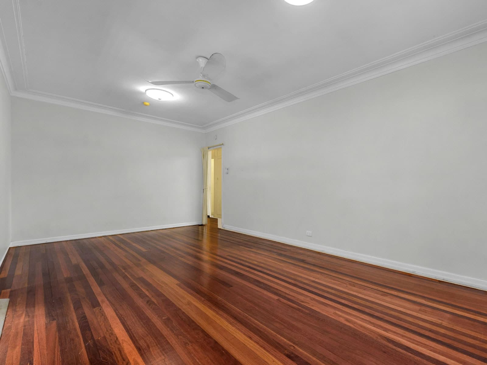 28 Russell Terrace, Indooroopilly - Thumbnail 3