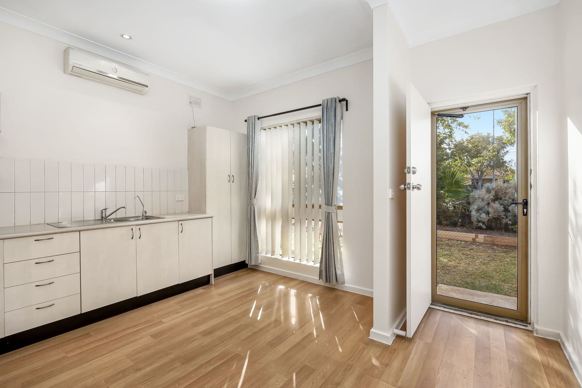 1/351-353 Sir Donald Bradman Drive, Brooklyn Park - Thumbnail 4