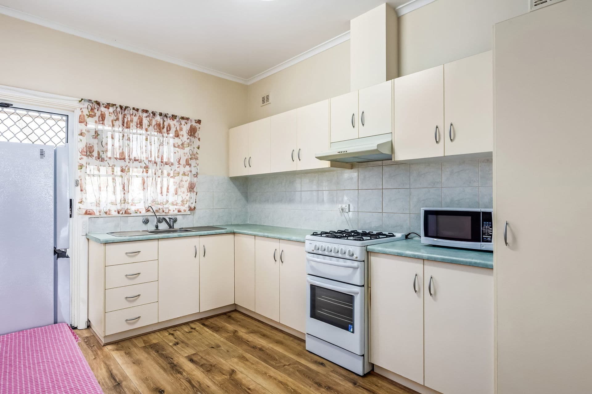 4/4 Pine Avenue, Glenelg North - Thumbnail 2