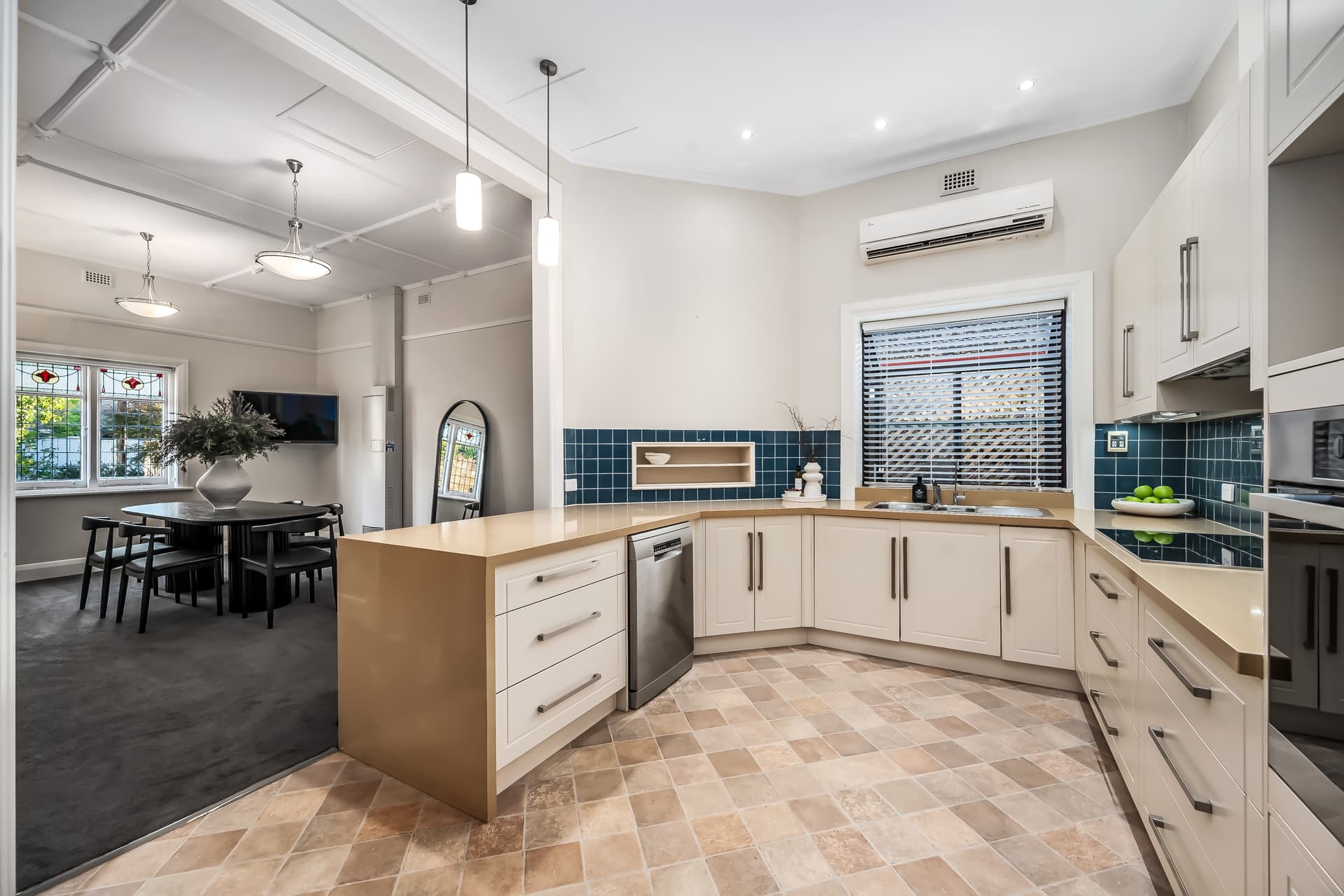 15 Elizabeth Avenue, Plympton - Thumbnail 5