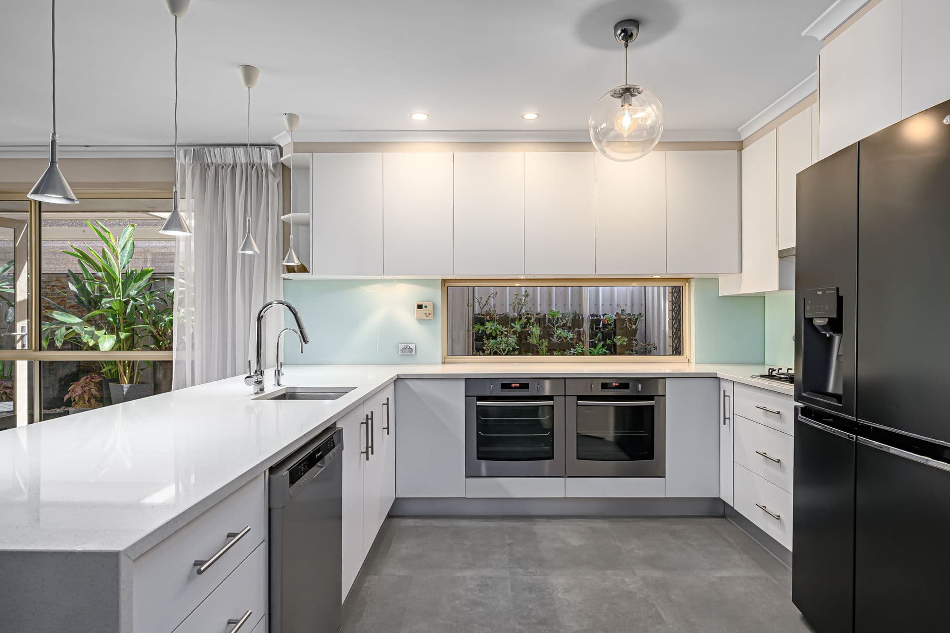 653 Grand Boulevard, Seaford - Thumbnail 2