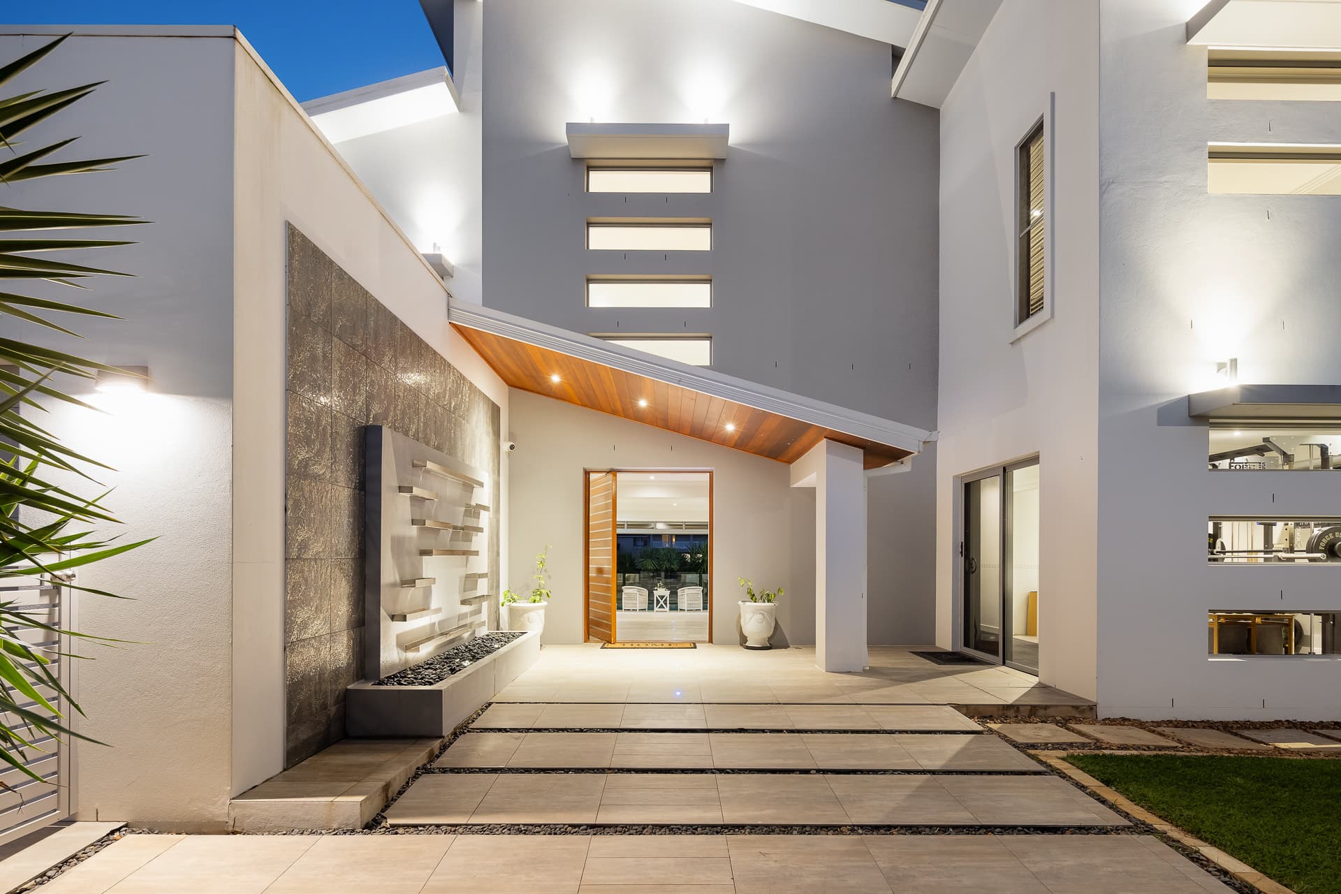 10 Saint Tropez Terrace, Sorrento, QLD, 4217, Bundall - Thumbnail 6
