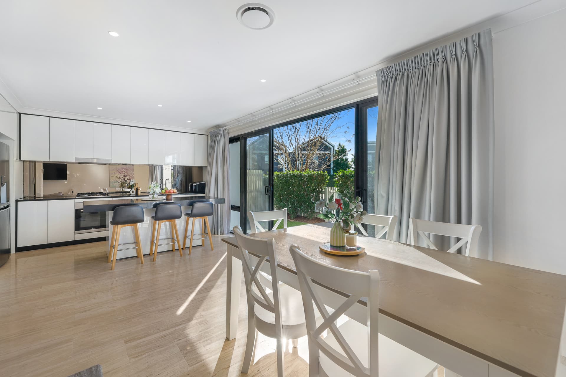 18/9 Arthur Street (Entry Via Ann Street), Mermaid Waters - Thumbnail 2