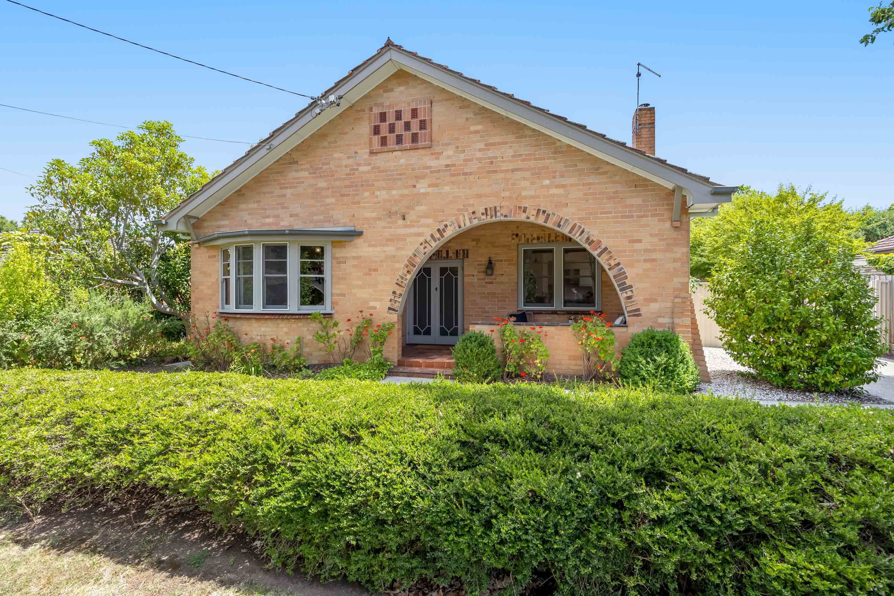 7 Lindisfarne Crescent, Lake Wendouree VIC 3350, Lake Wendouree - Thumbnail 2
