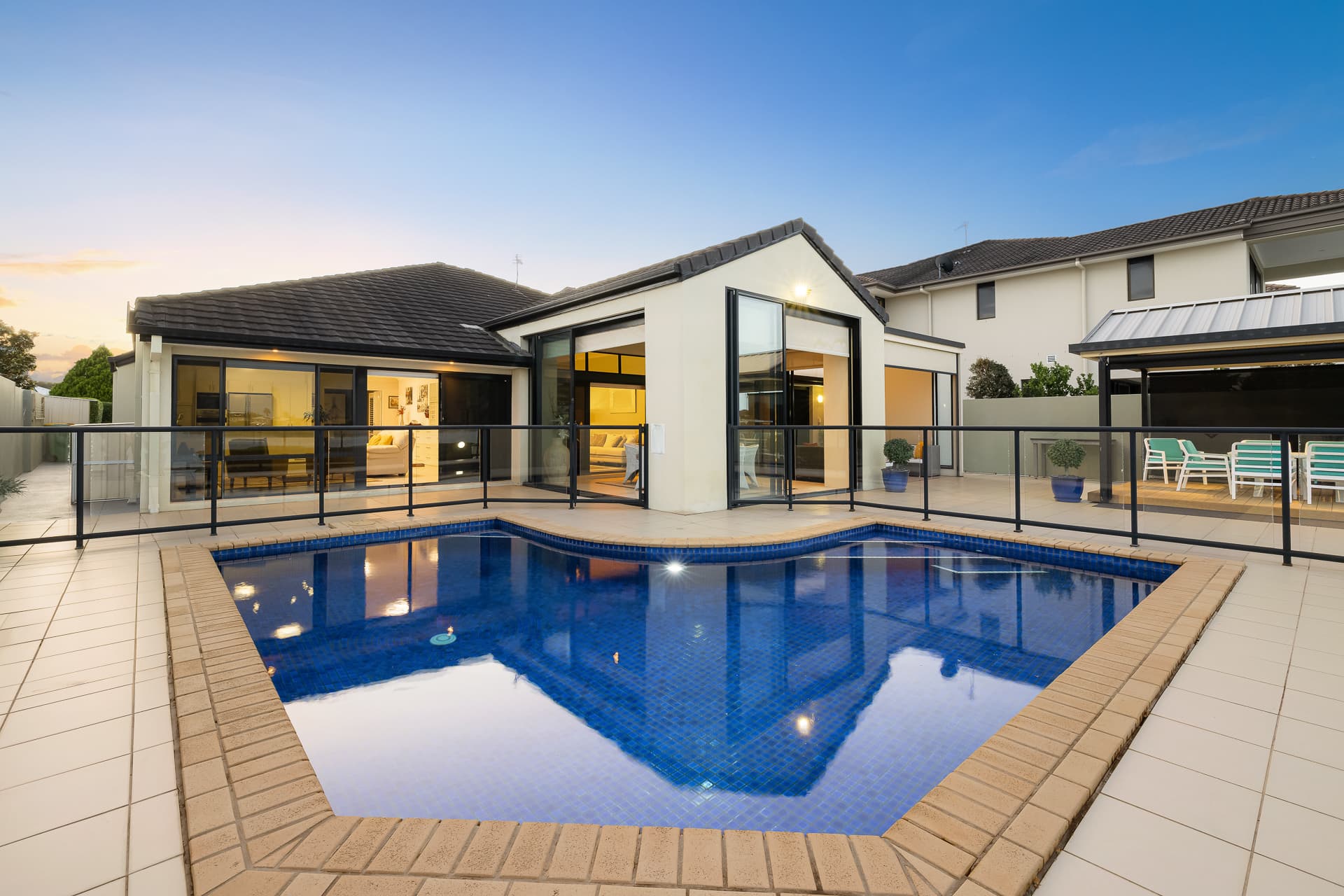 1/8 Williams Parade, Benowa Waters - Image 1