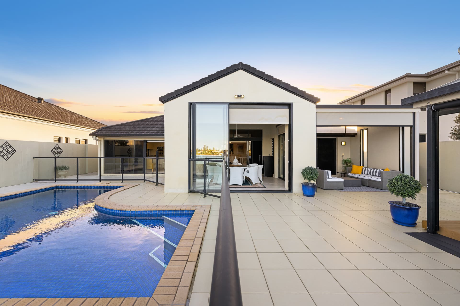 1/8 Williams Parade, Benowa Waters - Thumbnail 4