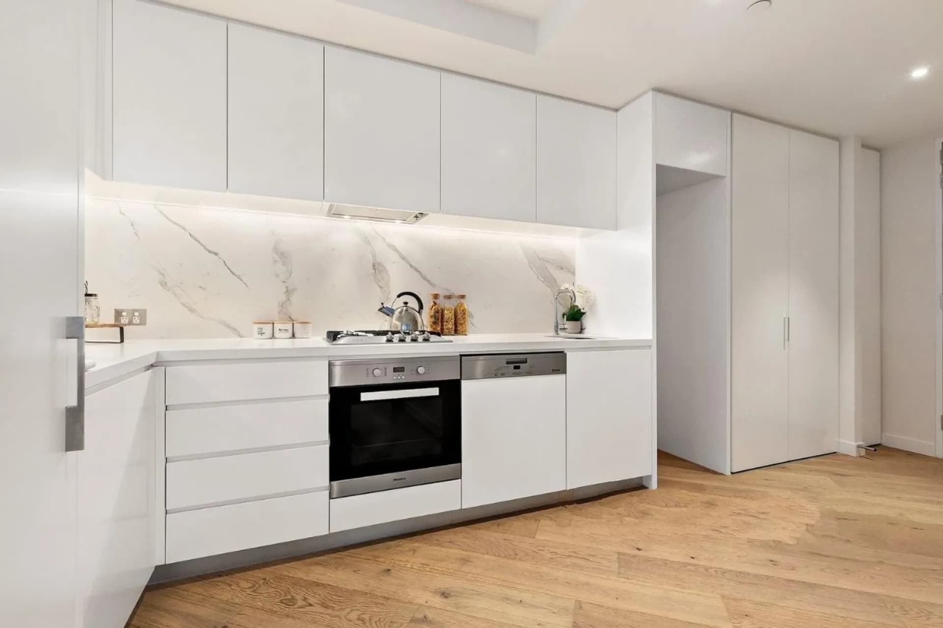 906/77 Queens Road, Melbourne - Thumbnail 2