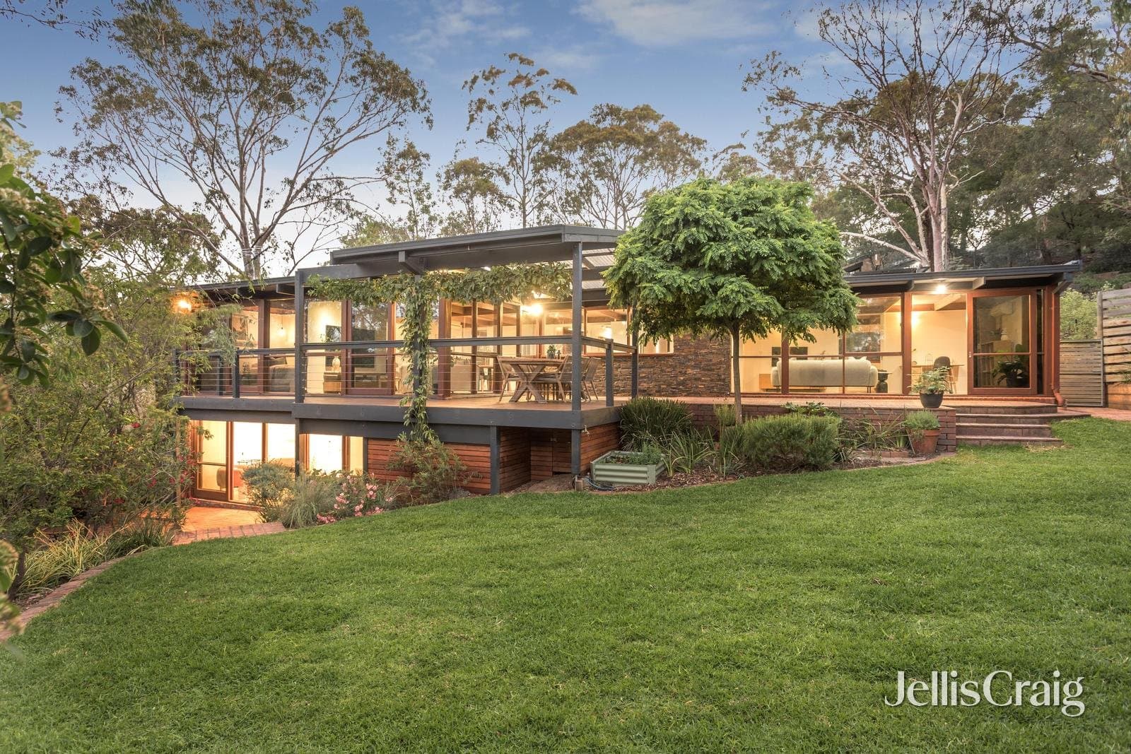 8 Jelbart Court, Eltham, Eltham - Thumbnail 2