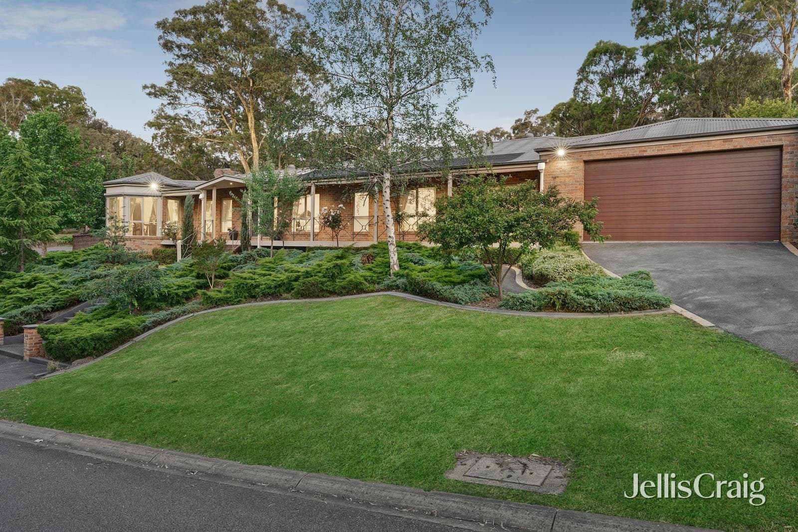 1 Victoria Close, Eltham, Eltham - Thumbnail 2