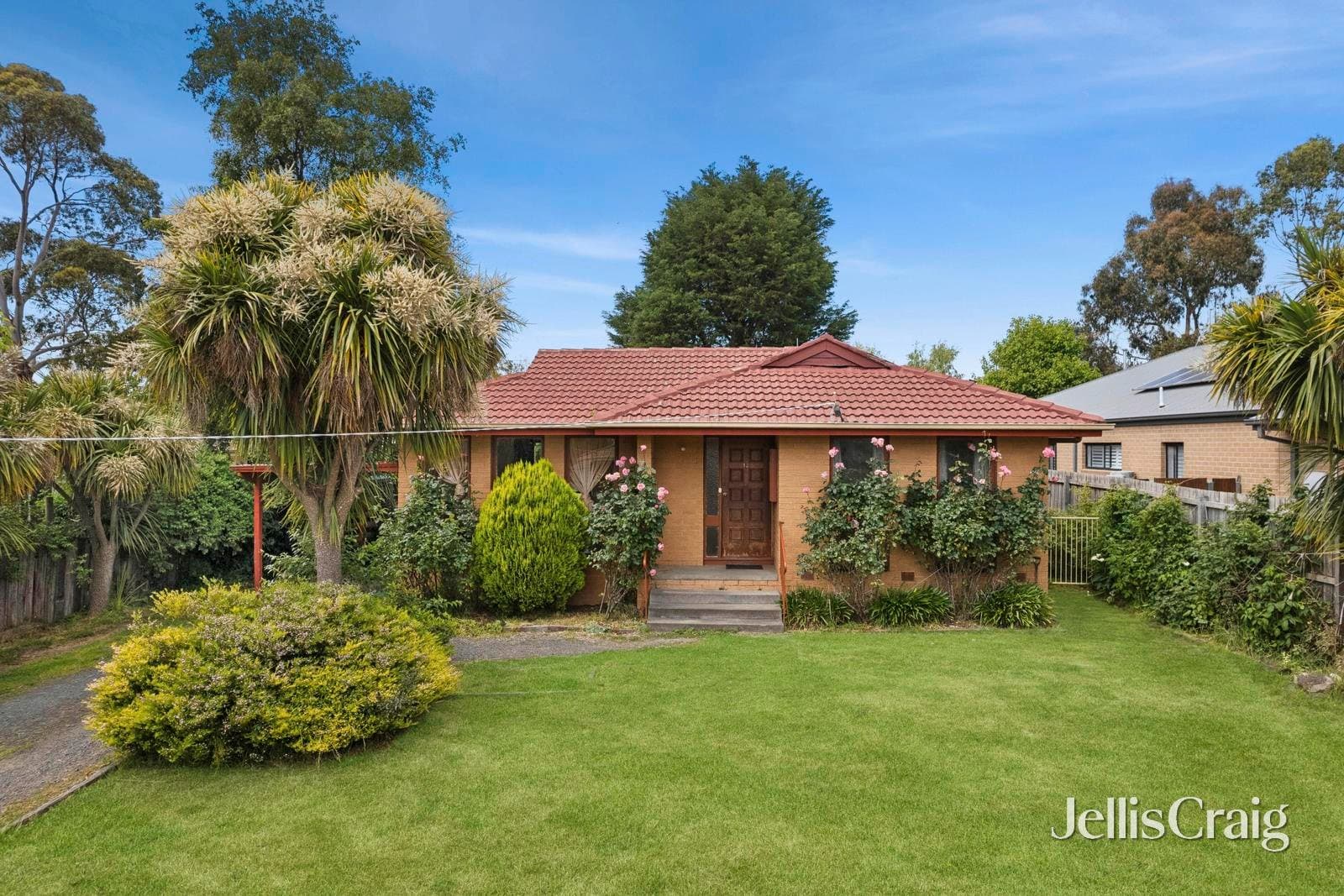 12 Russell Avenue, Woodend, Woodend - Thumbnail 2