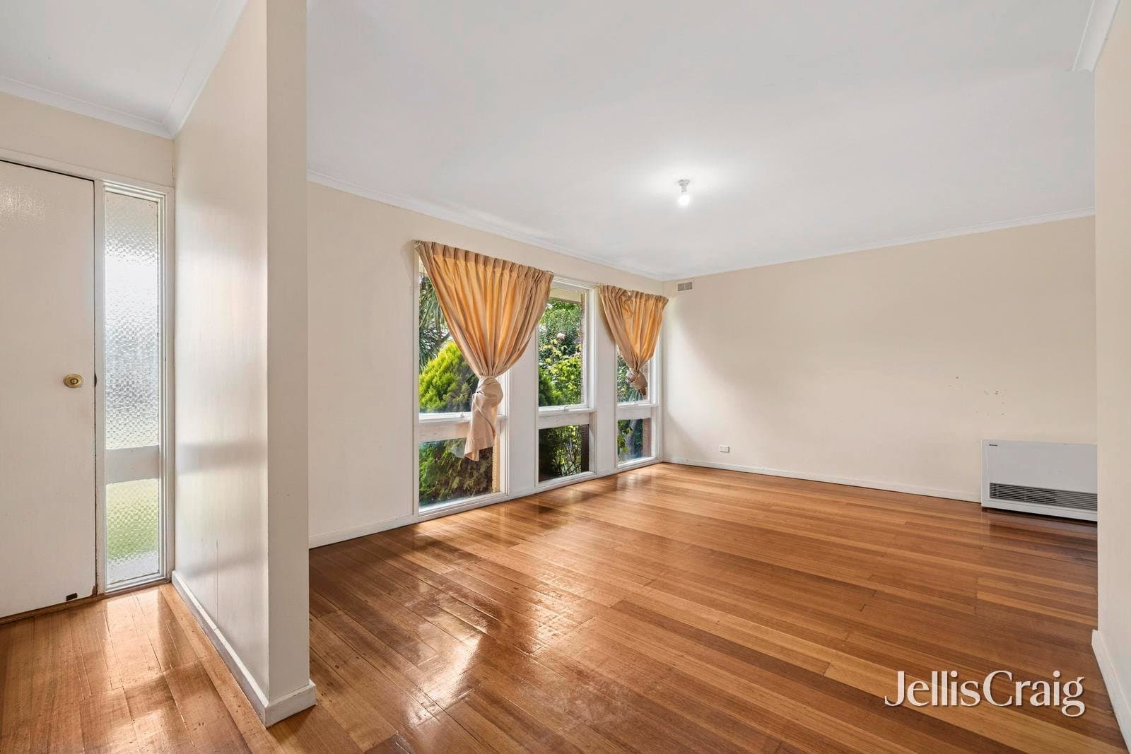 12 Russell Avenue, Woodend, Woodend - Thumbnail 3