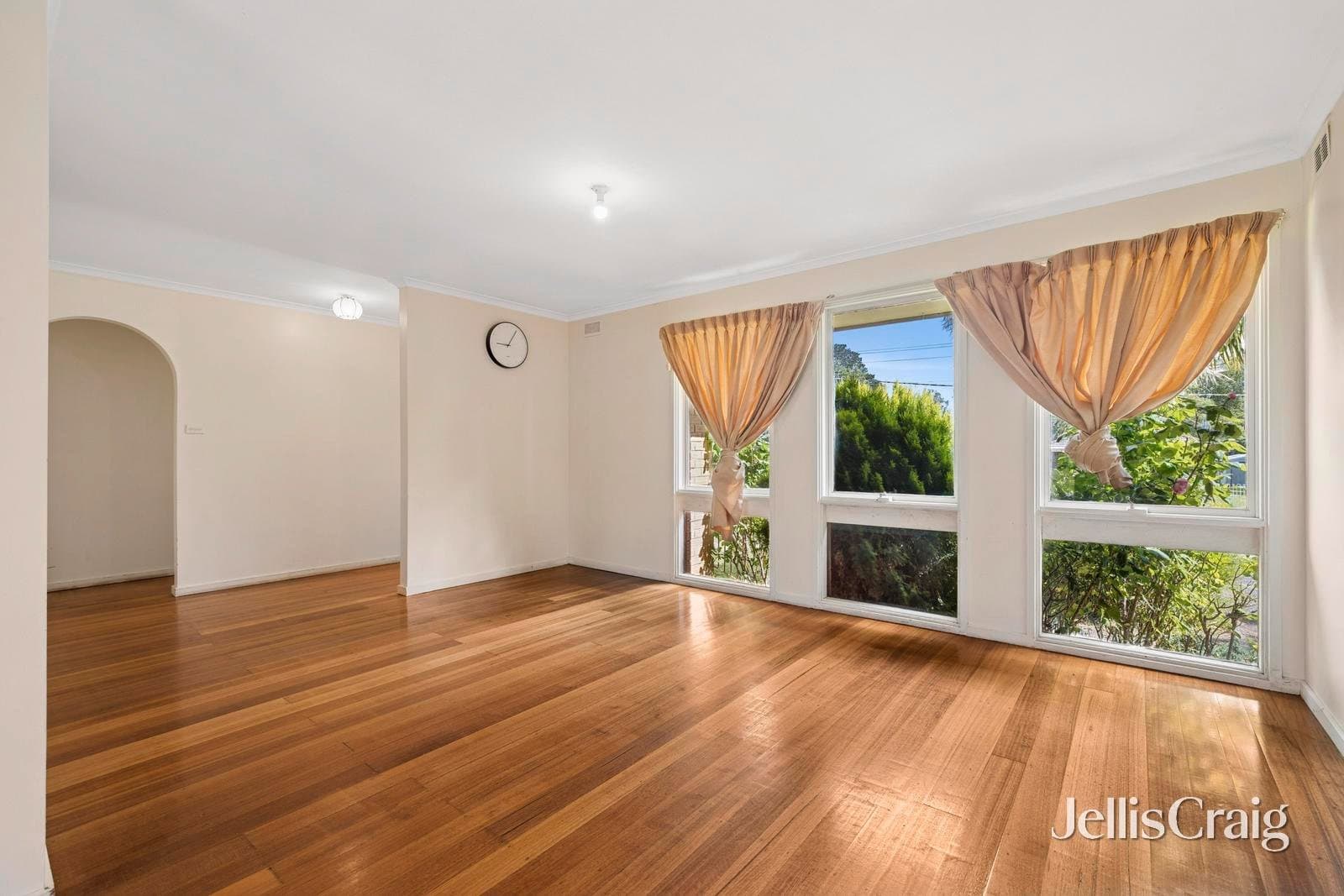 12 Russell Avenue, Woodend, Woodend - Thumbnail 4