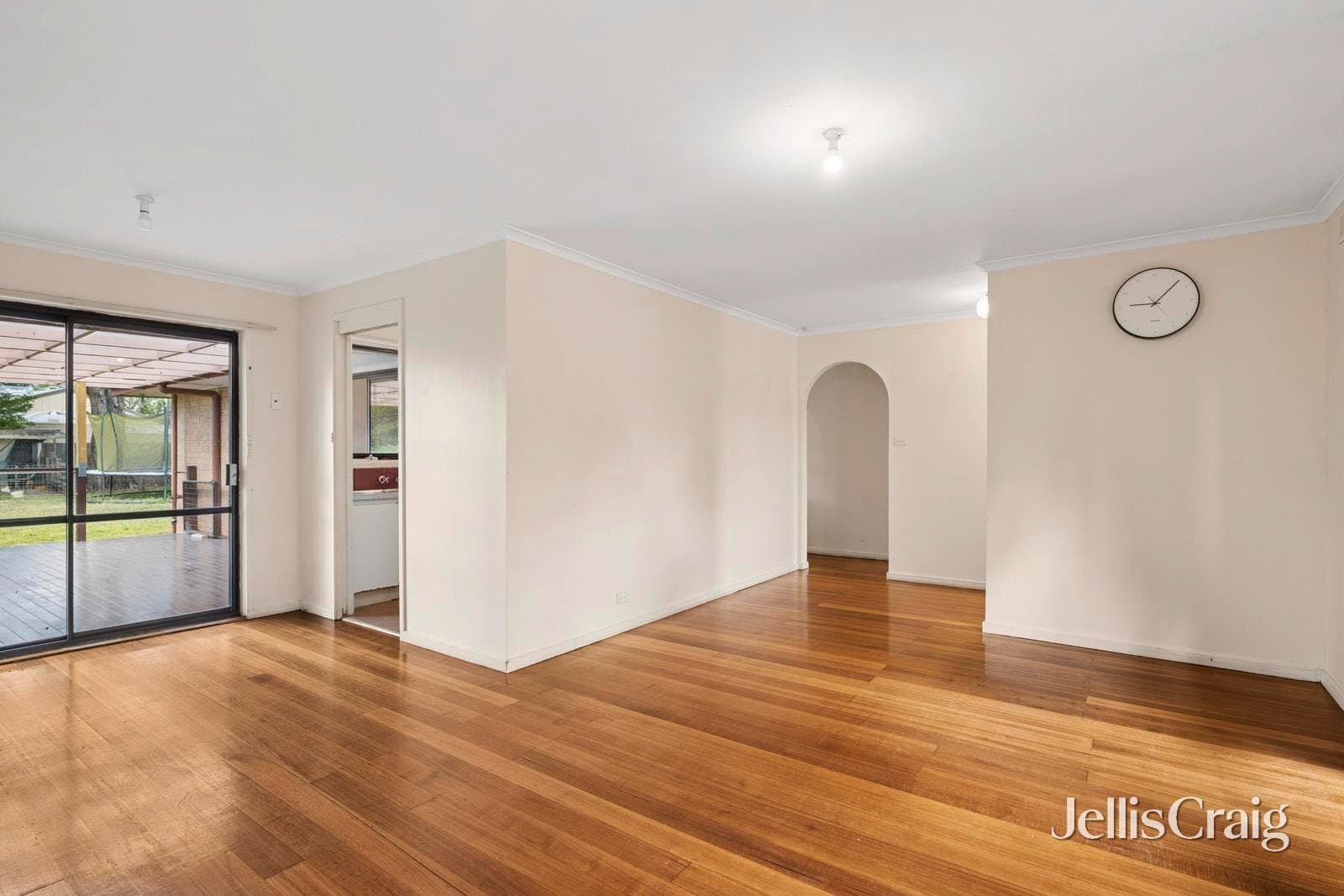 12 Russell Avenue, Woodend, Woodend - Thumbnail 5