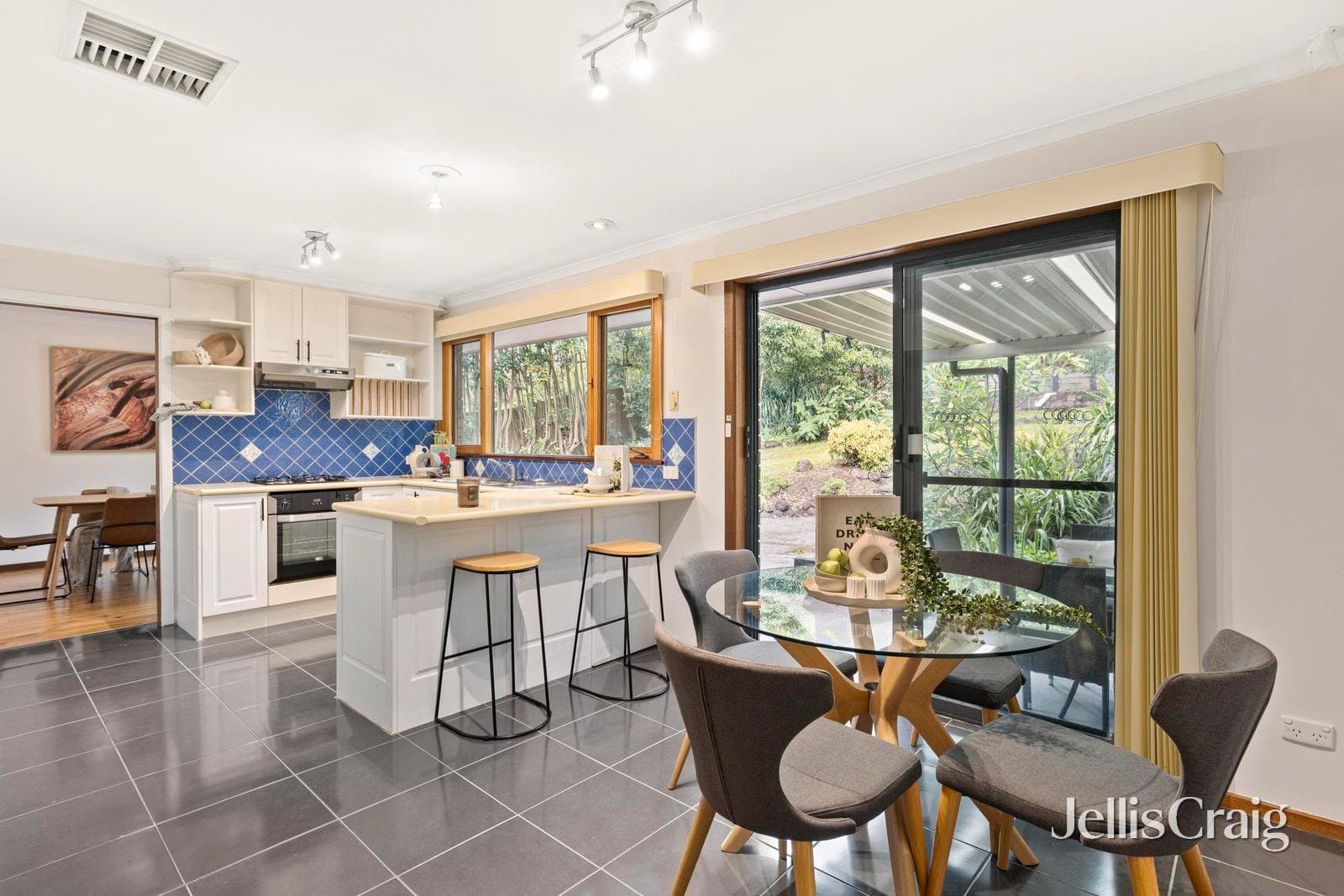 28 Hawkins Road, Montrose, Montrose - Thumbnail 5