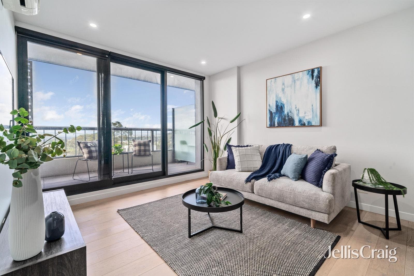 505/5 Sovereign Point Court, Doncaster, Doncaster - Thumbnail 2