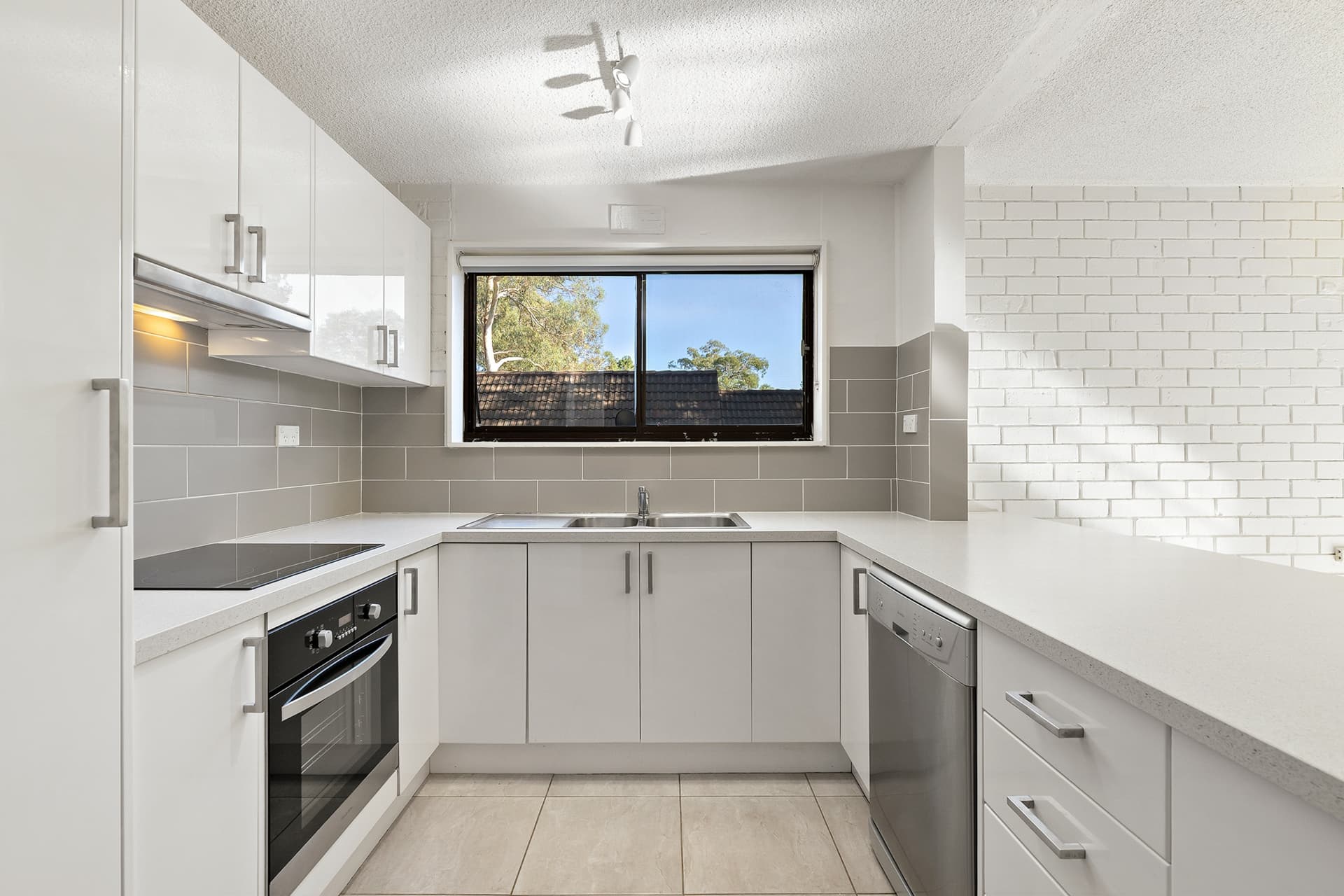 2/7 Medley Street, Chifley, Chifley - Thumbnail 2