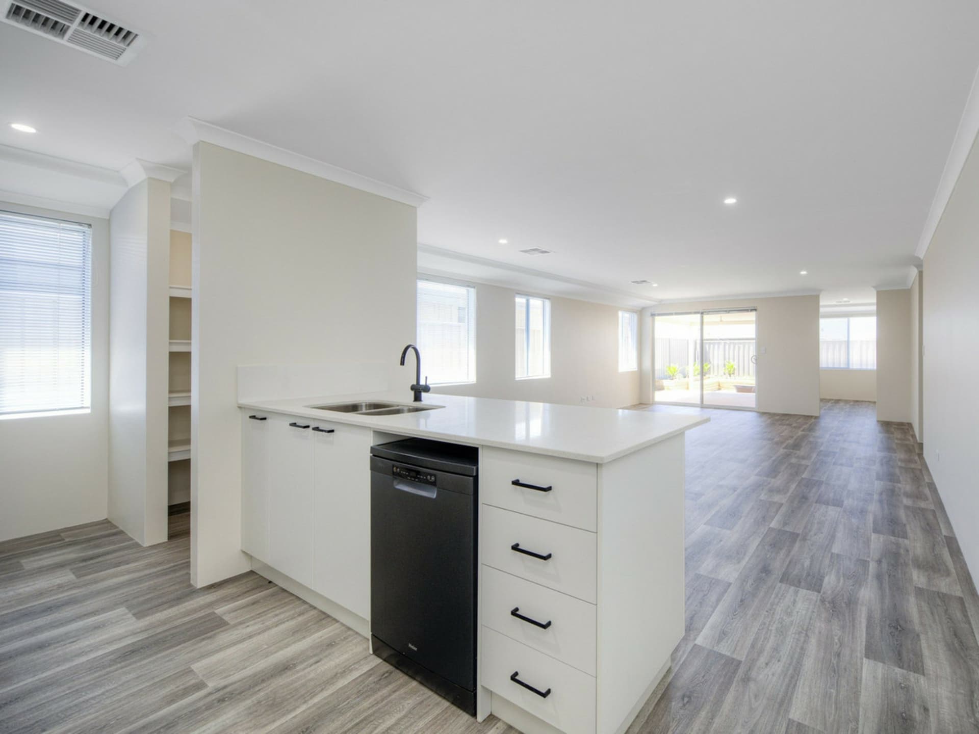 25 Broadgate Boulevard, Yanchep, Yanchep - Thumbnail 2