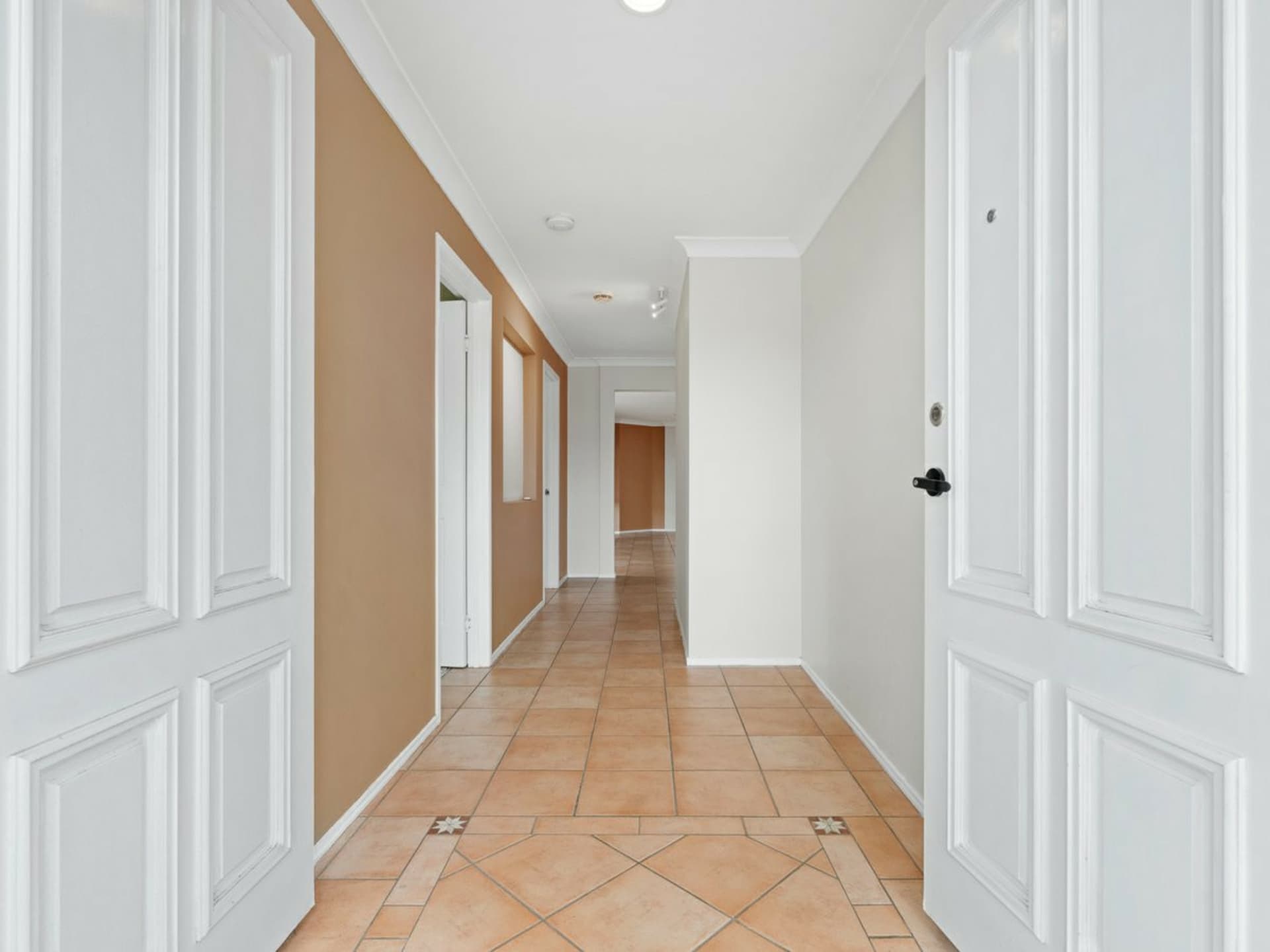 18 Brookland Court, Molendinar, Molendinar - Thumbnail 4
